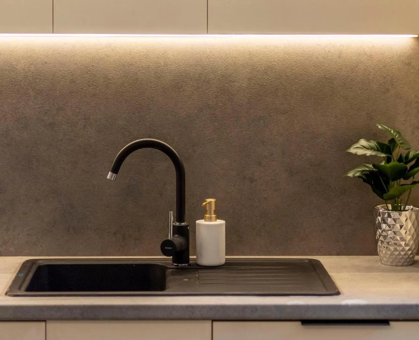 Luxury & Classy Central Apartment With 3Bedrm, 2Bathrm Budapest