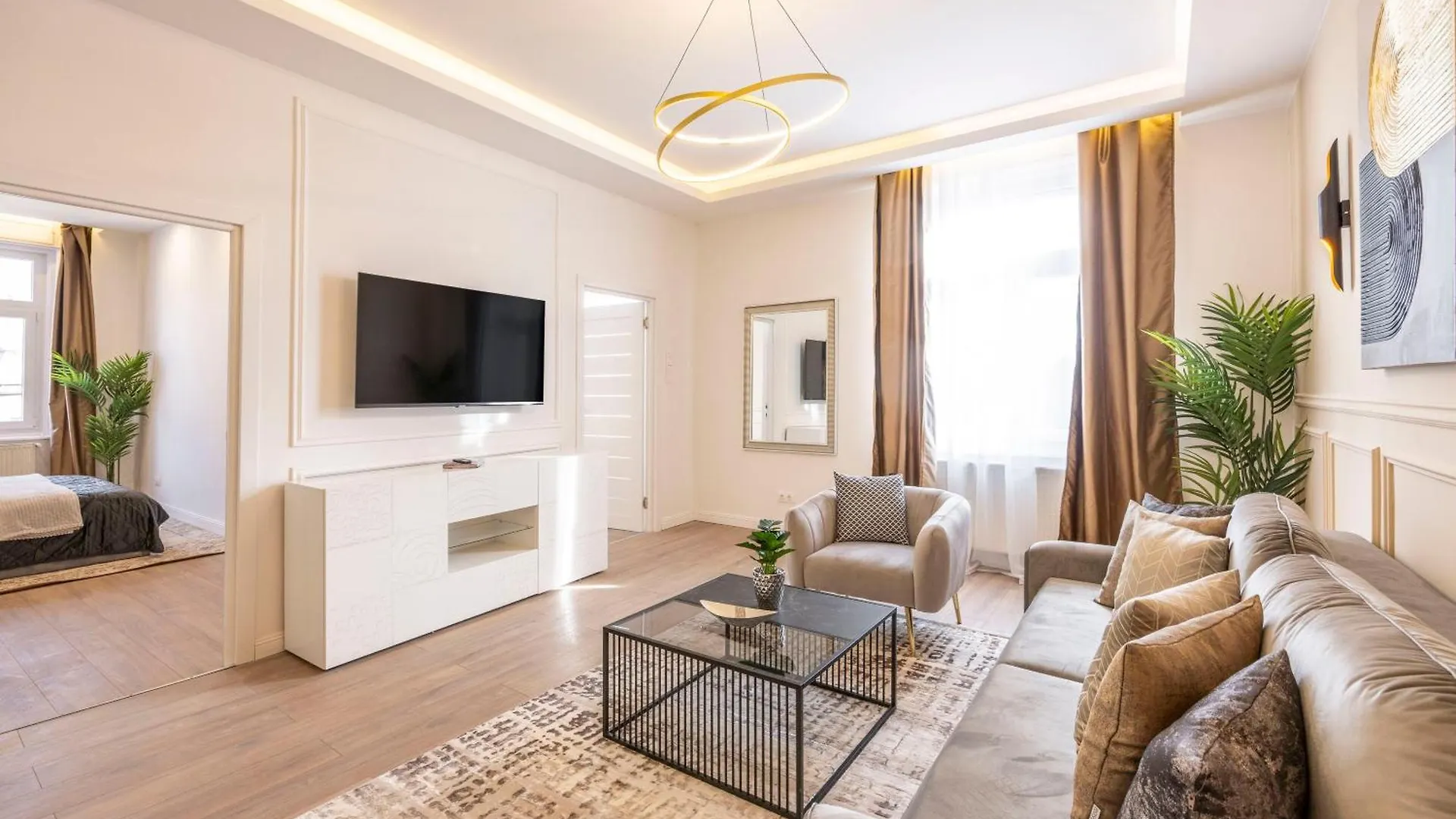 Luxury & Classy Central Apartment With 3Bedrm, 2Bathrm Budapest