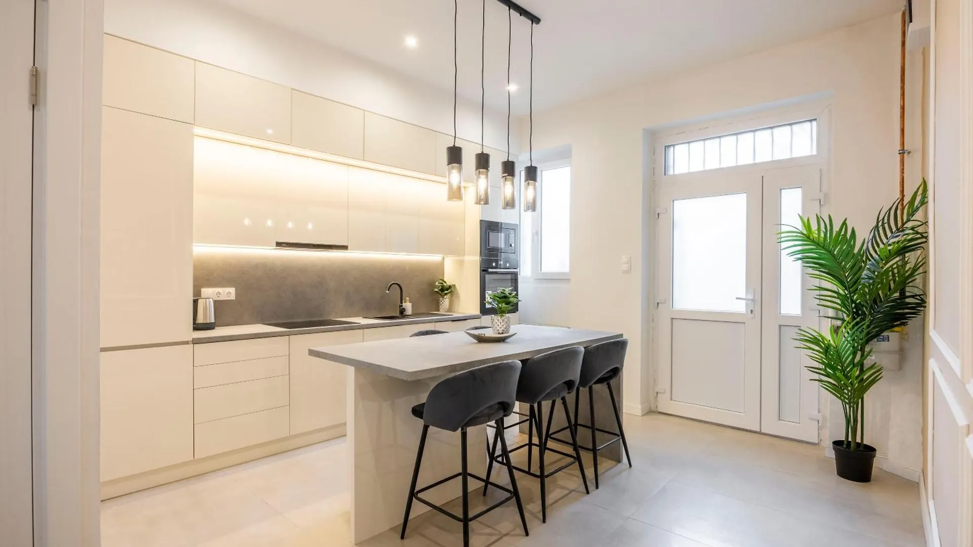 Luxury & Classy Central Apartment With 3Bedrm, 2Bathrm Budapest Hungary