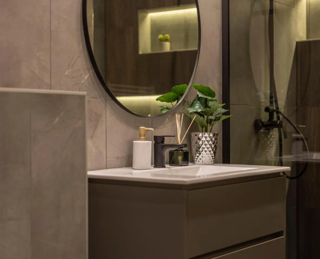 Luxury & Classy Central Apartment With 3Bedrm, 2Bathrm Budapest