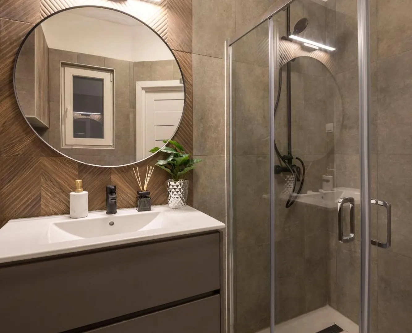 Luxury & Classy Central Apartment With 3Bedrm, 2Bathrm Budapest Hungary
