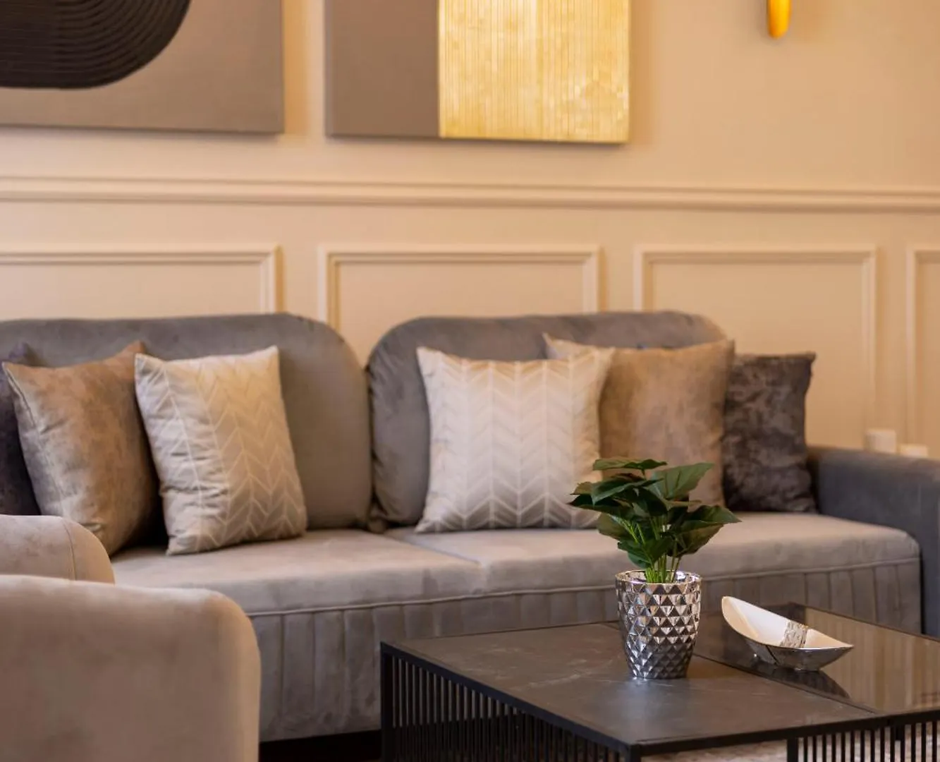 Luxury & Classy Central Apartment With 3Bedrm, 2Bathrm Budapest