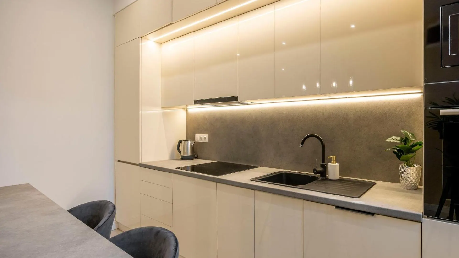 Luxury & Classy Central Apartment With 3Bedrm, 2Bathrm Budapest