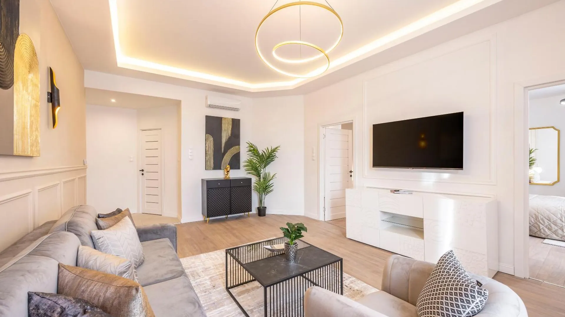 Luxury & Classy Central Apartment With 3Bedrm, 2Bathrm Budapest