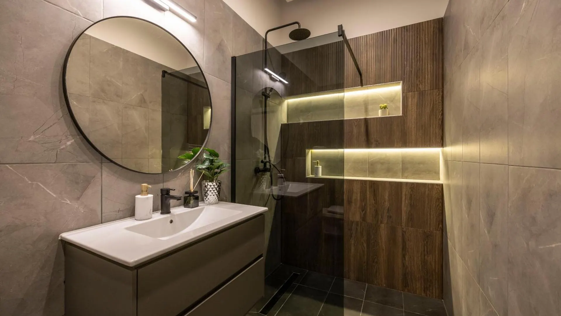 Luxury & Classy Central Apartment With 3Bedrm, 2Bathrm Budapest