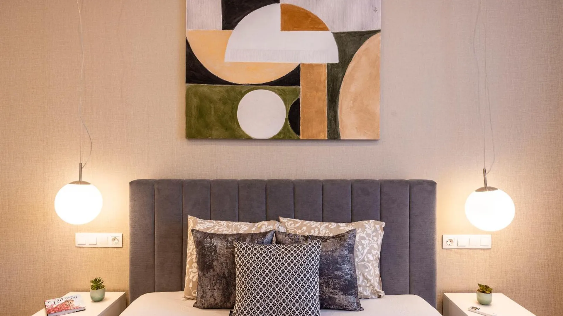 Luxury & Classy Central Apartment With 3Bedrm, 2Bathrm Budapest